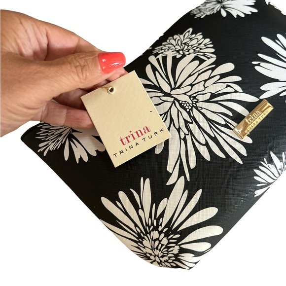 Trina Turk Handbags - ❗️SOLD❗️Trini Turk Black & White Flowered Cosmetic Bag🆕